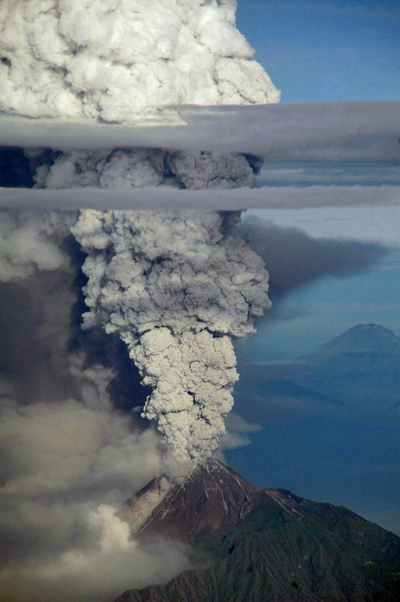 Núi lửa Merapi phun tro bụi
